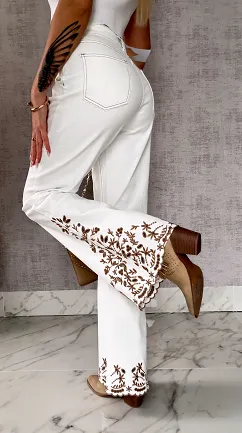 Białe elastyczne jeansy dzwony z haftowanymi kwiatami - R600