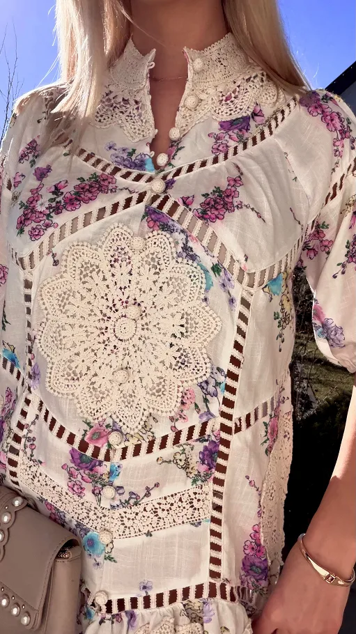 Oryginalna sukienka z koronkami w malowane kwiaty LEN i BAWEŁNA - R770