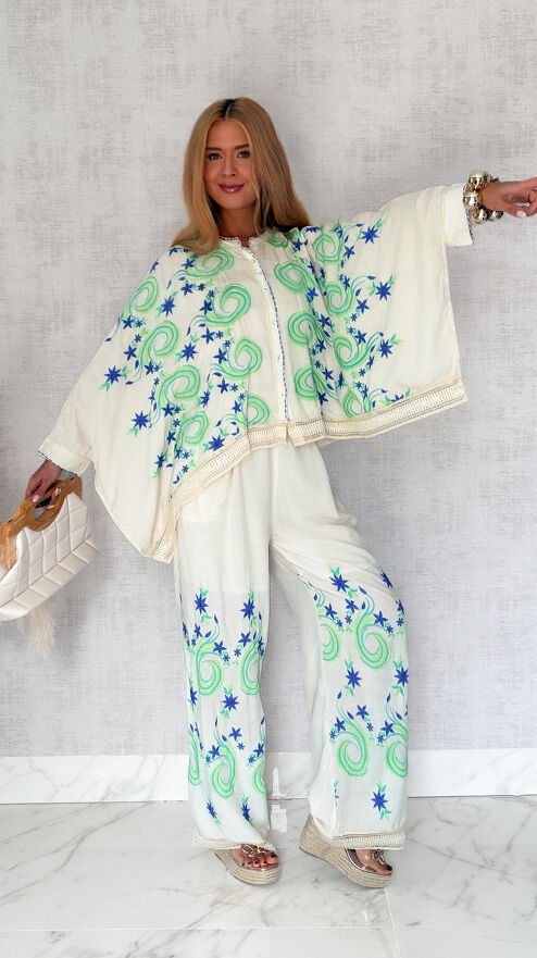 Luźny boho komplet ecru z kolorowymi haftami NARZUTKA + spodnie - S245