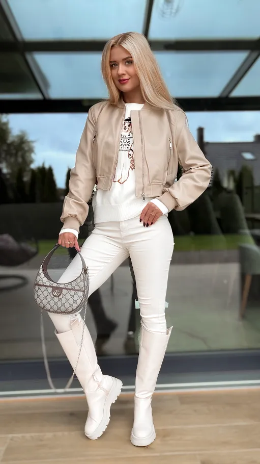 Klasyczny sweter z misiem w kolorze ecru - R150A