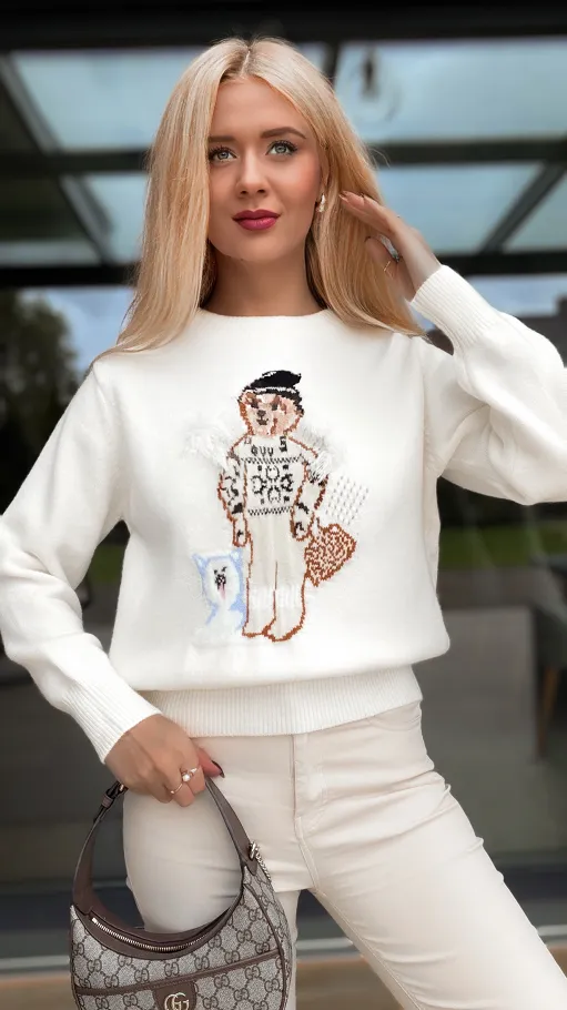 Klasyczny sweter z misiem w kolorze ecru - R150A