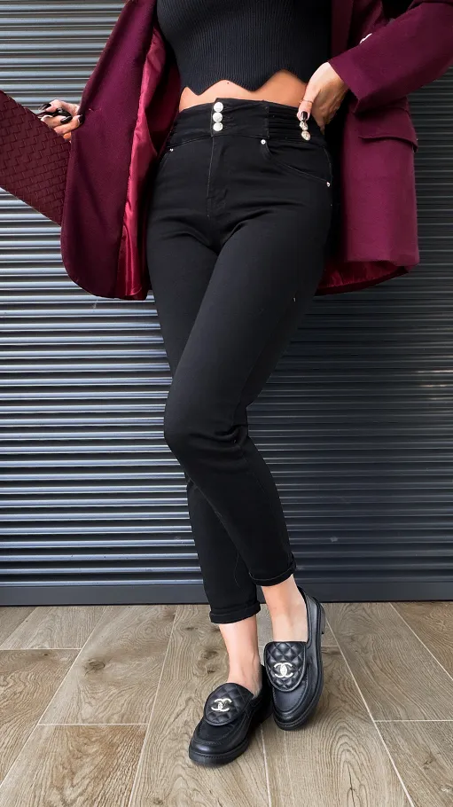 Czarne elastyczne spodnie jeansowe MOM FIT złote guziki - R240