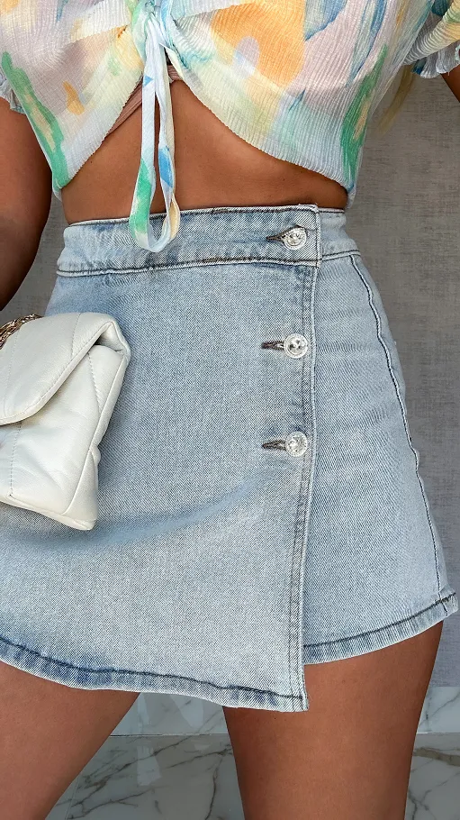 Elastyczne jeansowe spódnico-spodenki z guzikami jasny JEANS - P531A