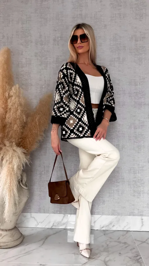 Modna oryginalna szydełkowa narzutka ONE SIZE czarno beżowa - R692A