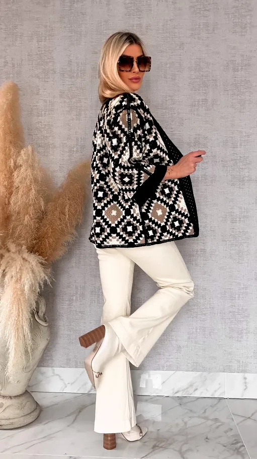 Modna oryginalna szydełkowa narzutka ONE SIZE czarno beżowa - R692A