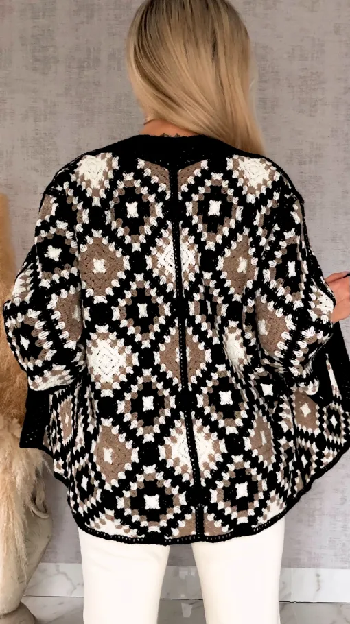 Modna oryginalna szydełkowa narzutka ONE SIZE czarno beżowa - R692A
