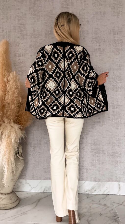 Modna oryginalna szydełkowa narzutka ONE SIZE czarno beżowa - R692A