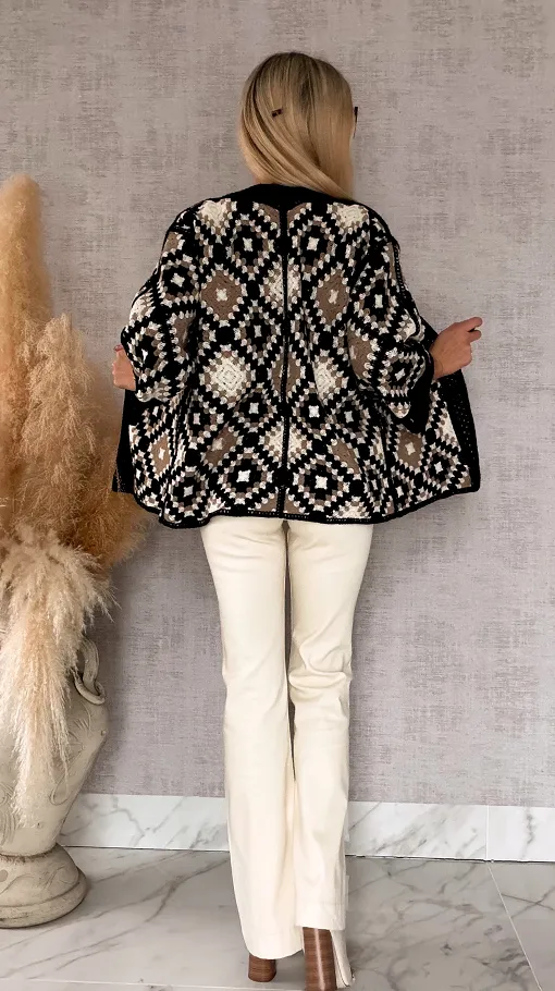 Modna oryginalna szydełkowa narzutka ONE SIZE czarno beżowa - R692A