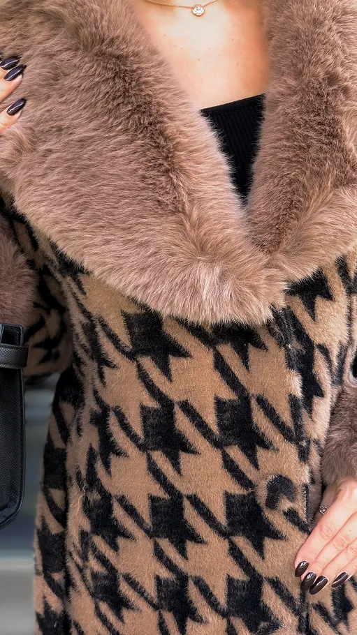 Stylowy płaszcz ALPAKA w pepitkę z futerkowymi wstawkami - R199