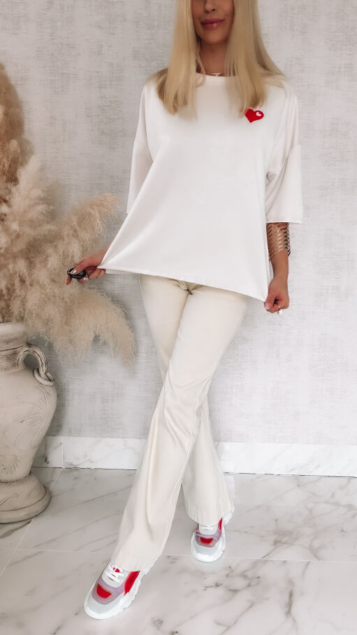 Luźna bluzka z czerwonym serduszkiem ONE SIZE jasno beżowa - R820