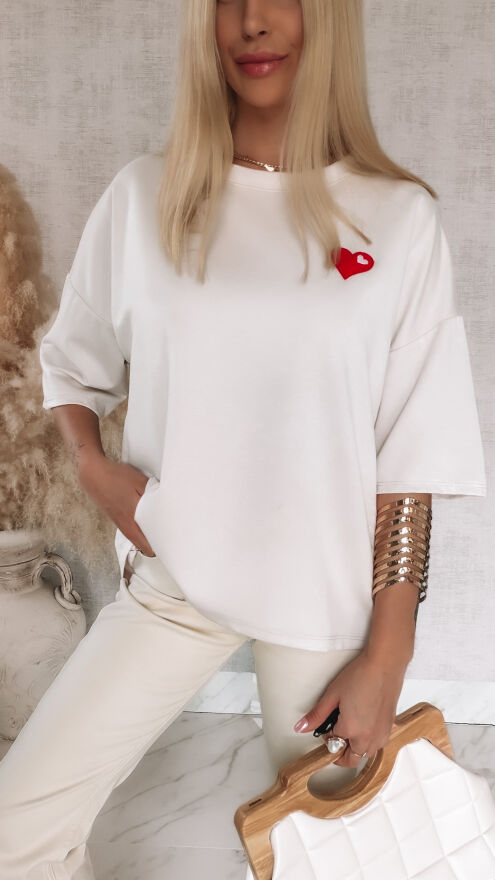 Luźna bluzka z czerwonym serduszkiem ONE SIZE jasno beżowa - R820