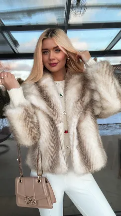 Piękne beżowe futerko imitacja JENOTA - R319