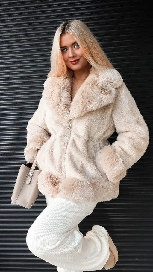 Jasno beżowe futerko z pięknym kołnierzem ONE SIZE - R328
