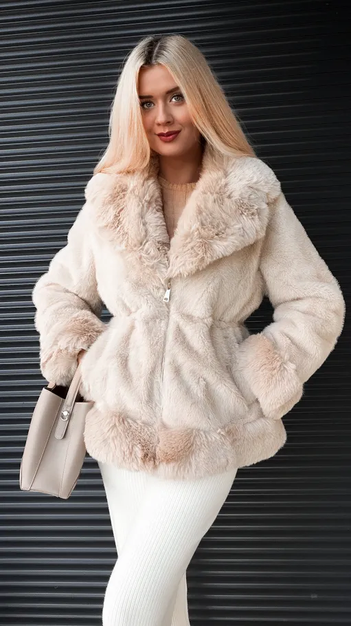Jasno beżowe futerko z pięknym kołnierzem ONE SIZE - R328