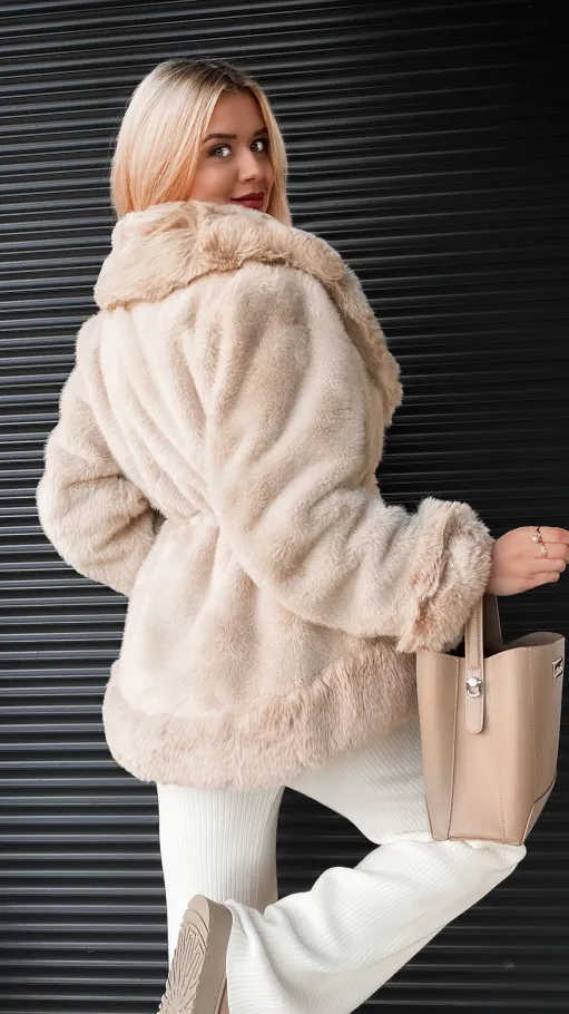 Jasno beżowe futerko z pięknym kołnierzem ONE SIZE - R328