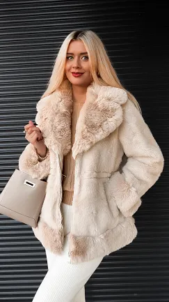 Jasno beżowe futerko z pięknym kołnierzem ONE SIZE - R328