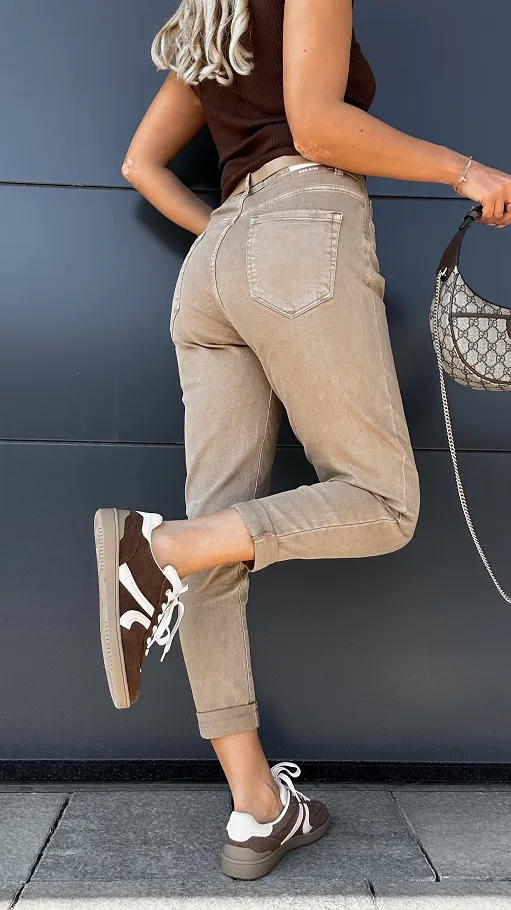 Elastyczne beżowe spodnie jeansowe MOM FIT z paskiem - R002
