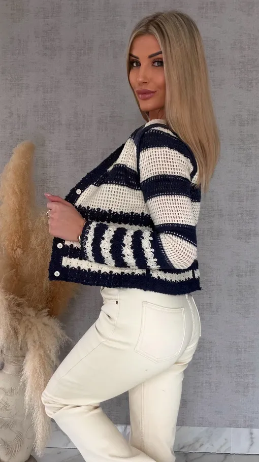 Szydełkowy sweter zapinany na guziki z granatem ONE SIZE - R745