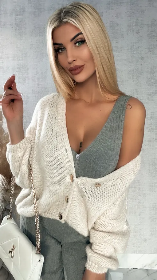 Lekki puszysty sweter na guziki JASNY BEŻ - P148A