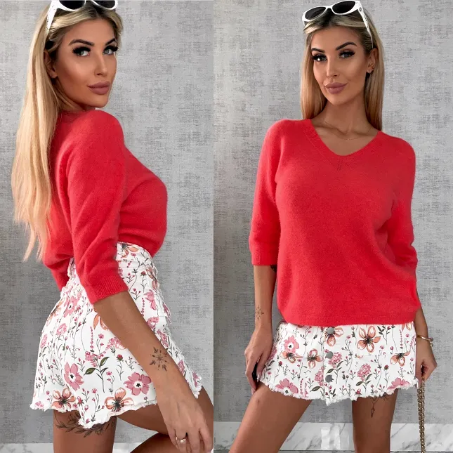 Lekki klasyczny sweter na wiosnę w serek KORALOWY - R663A