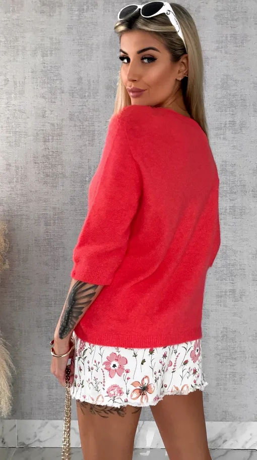 Lekki klasyczny sweter na wiosnę w serek KORALOWY - R663A