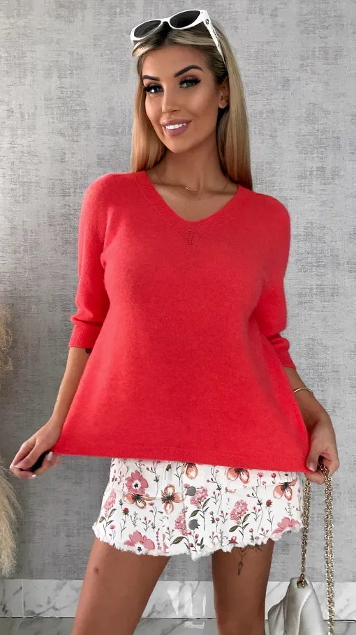 Lekki klasyczny sweter na wiosnę w serek KORALOWY - R663A