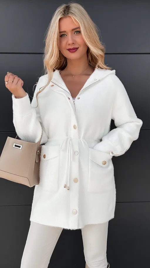Wełniany płaszcz z ALPAKI w kolorze ecru ze złotymi butonami ONE SIZE - R046