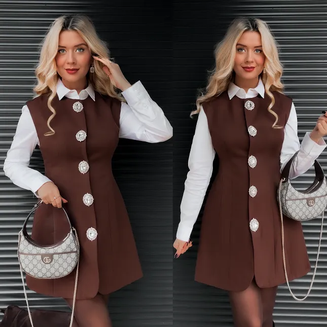 Elegancka brązowa sukienka z dużymi ozdobnymi guzikami - R369