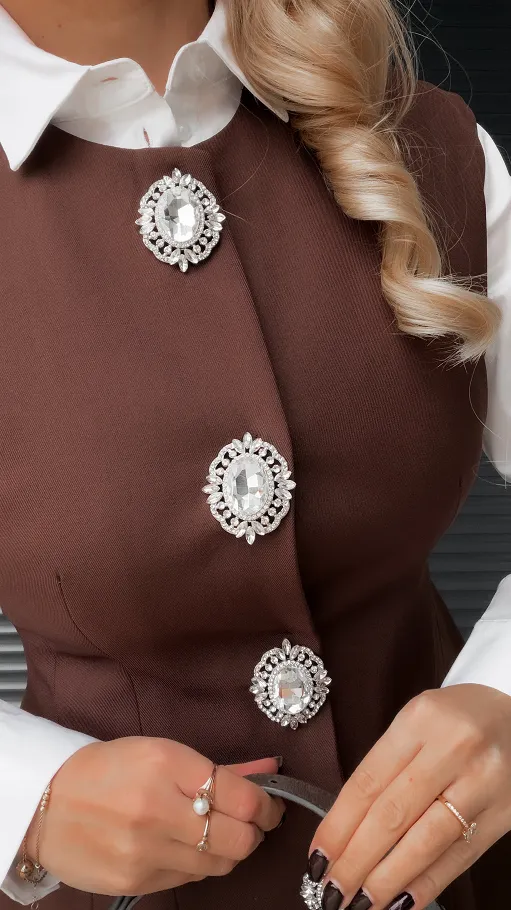 Elegancka brązowa sukienka z dużymi ozdobnymi guzikami - R369