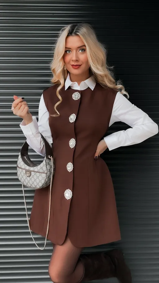 Elegancka brązowa sukienka z dużymi ozdobnymi guzikami - R369