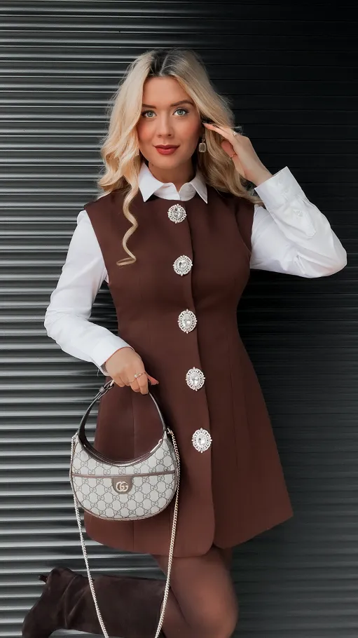 Elegancka brązowa sukienka z dużymi ozdobnymi guzikami - R369