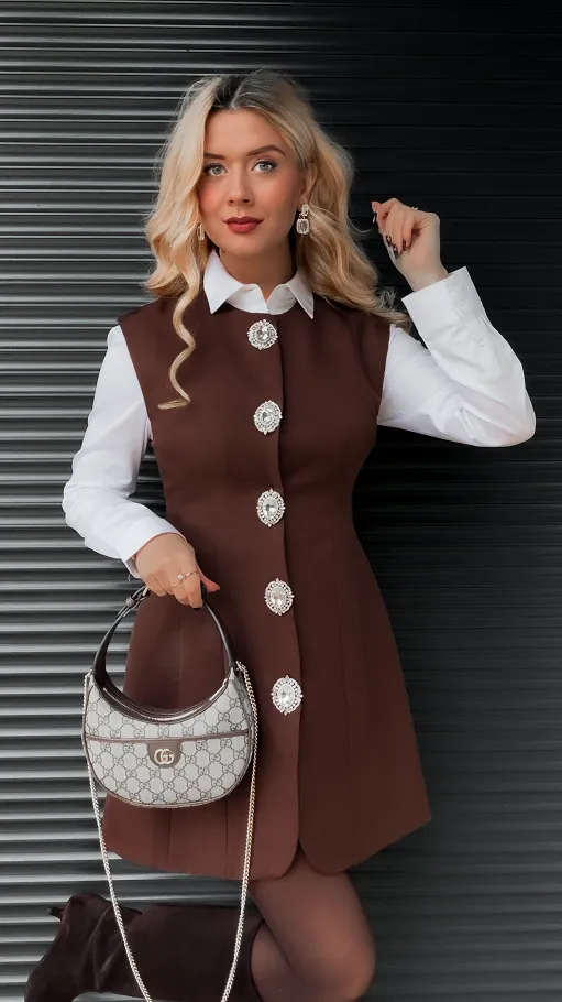 Elegancka brązowa sukienka z dużymi ozdobnymi guzikami - R369