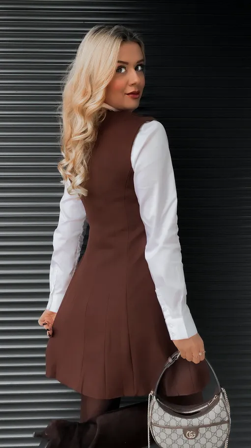 Elegancka brązowa sukienka z dużymi ozdobnymi guzikami - R369