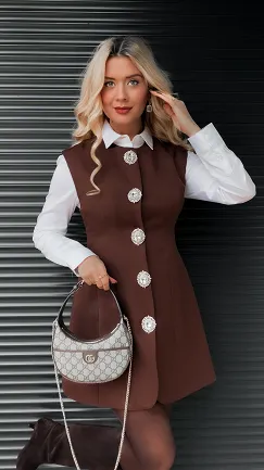 Elegancka brązowa sukienka z dużymi ozdobnymi guzikami - R369