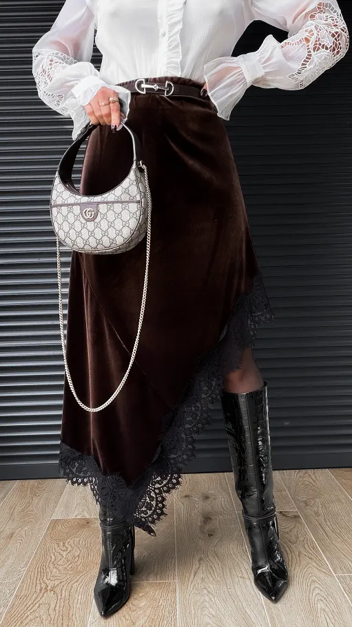 Asymetryczna aksamitna spódnica z koronką ONE SIZE czekolada - R405