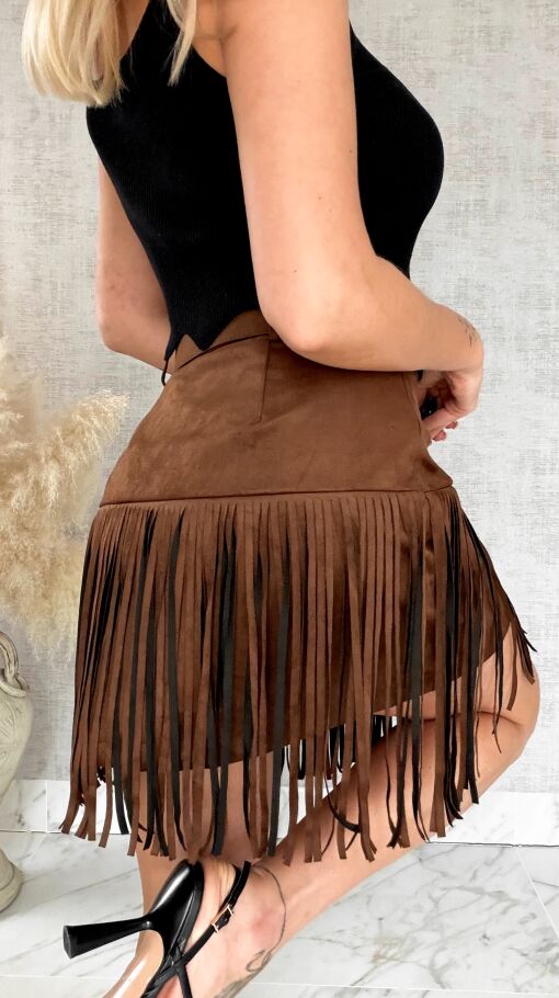 Brązowa zamszowa spódnica z frędzlami i paskiem - R823