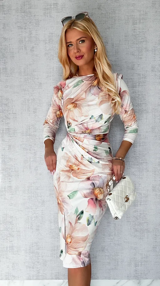 Sukienka w BEŻOWE kwiaty z marszczeniem i rozcięciem ONE SIZE - P509C