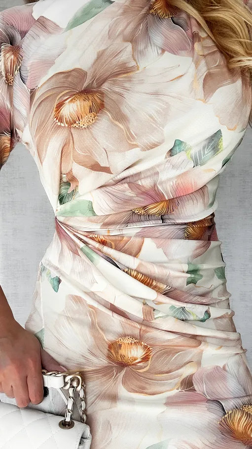 Sukienka w BEŻOWE kwiaty z marszczeniem i rozcięciem ONE SIZE - P509C