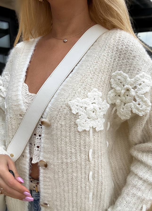 Mięciutki sweterek zapinany na guziki BEŻOWY białe kwiaty - M647