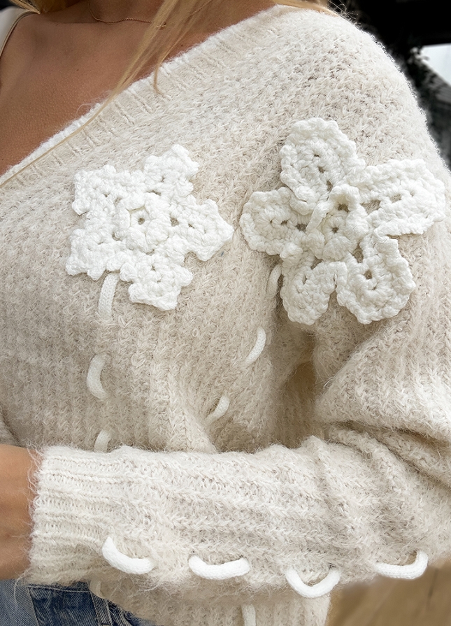 Mięciutki sweterek zapinany na guziki BEŻOWY białe kwiaty - M647