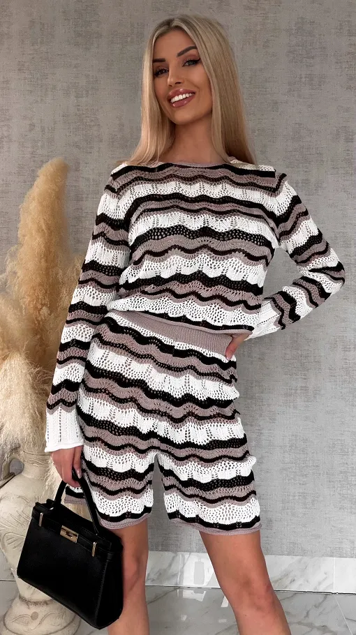 Wyjątkowy ażurowy komplet w czarne paski bluzka + spodenki WISKOZA - R724