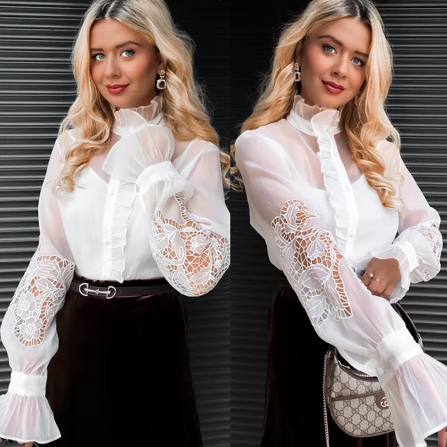 Elegancka biała bluzka koszulowa z koronką na rękawach - R379