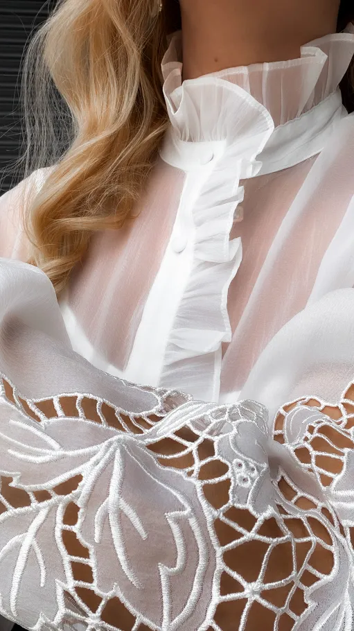 Elegancka biała bluzka koszulowa z koronką na rękawach - R379