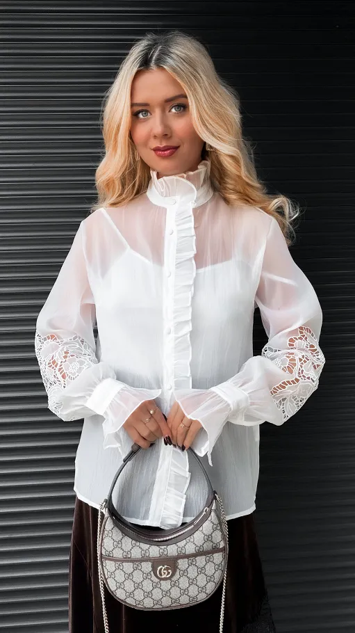 Elegancka biała bluzka koszulowa z koronką na rękawach - R379