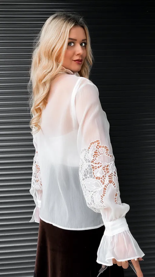 Elegancka biała bluzka koszulowa z koronką na rękawach - R379