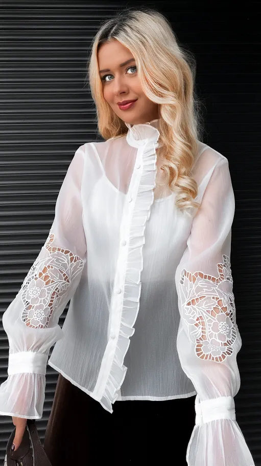 Elegancka biała bluzka koszulowa z koronką na rękawach - R379