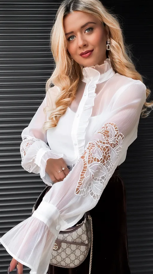 Elegancka biała bluzka koszulowa z koronką na rękawach - R379