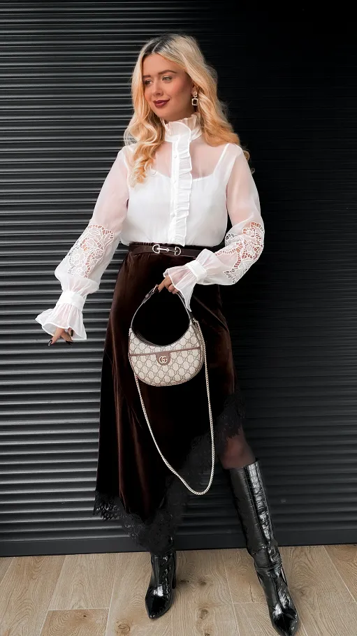 Elegancka biała bluzka koszulowa z koronką na rękawach - R379