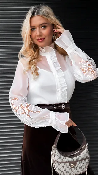 Elegancka biała bluzka koszulowa z koronką na rękawach - R379