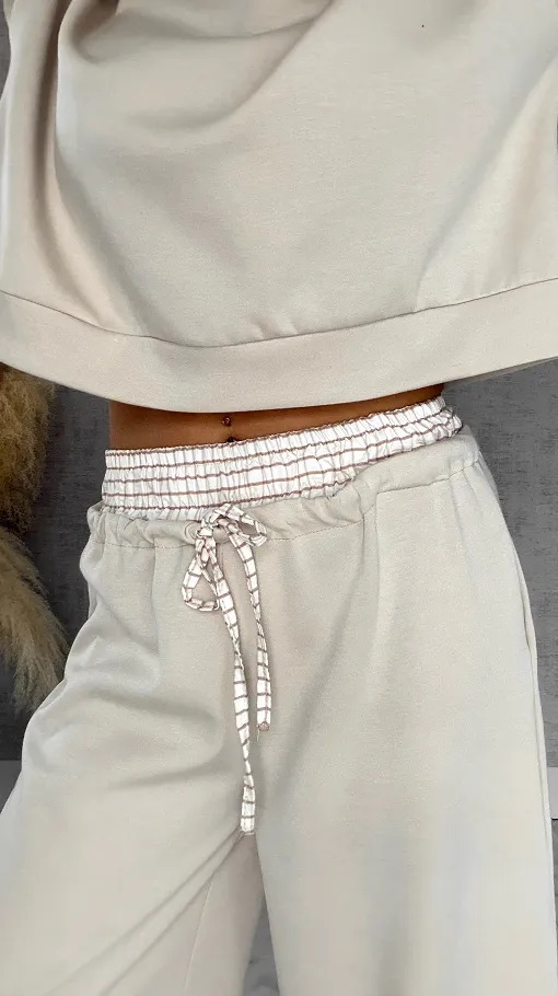 Luźne spodnie dresowe z ozdobnym pasem BEŻOWE - R564B